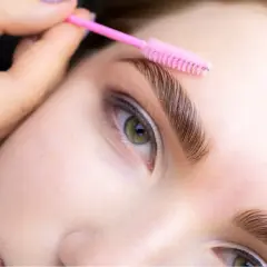 Stylizacja brwi pudrowych. Delikatna szczoteczka układa włoski, nadając im perfekcyjny kształt.