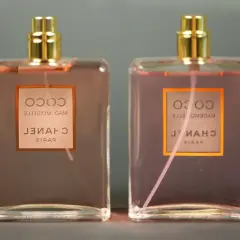 Dwa flakony perfum Chanel Coco Mademoiselle. Sprawdź, jak sprawdzić czy perfumy są oryginalne, porównując detale flakonów.