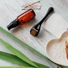 Zestaw do pielęgnacji: serum z **retinolem**, roller, ampułki i waciki. Skóra odzyska blask!