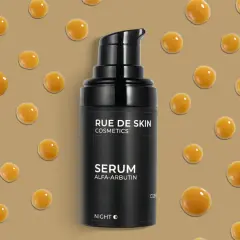 Czarny flakonik serum z alfa-arbutyną, otoczony kropelkami o bursztynowym odcieniu.