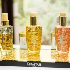 Trzy luksusowe olejki do włosów Kérastase Elixir Ultime w złotych buteleczkach. Wiele pozytywnych kerastase opinie potwierdza ich skuteczność.