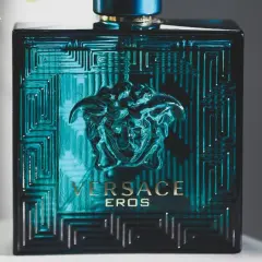 Elegancka butelka Versace Eros, symbol najbardziej trwałych perfum męskich, z charakterystyczną Meduzą.