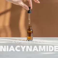 Dłoń trzyma pipetę nad buteleczką z serum. Napis: "Kosmetyki z niacynamidem".