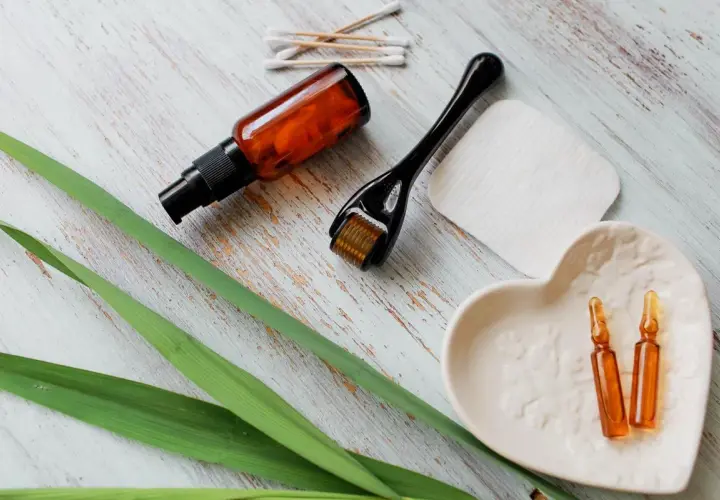 Zestaw do pielęgnacji: serum z **retinolem**, roller, ampułki i waciki. Skóra odzyska blask!