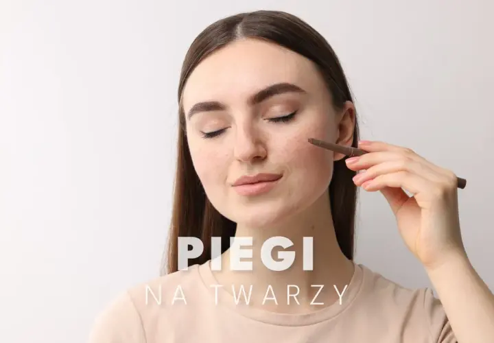 Kobieta z piegami na twarzy delikatnie poprawia makijaż.