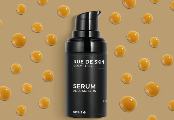 Czarny flakonik serum z alfa-arbutyną, otoczony kropelkami o bursztynowym odcieniu.