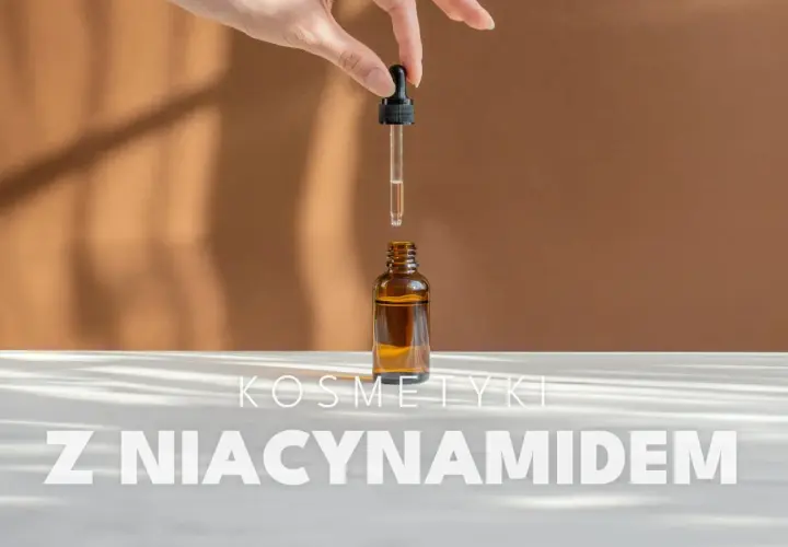 Dłoń trzyma pipetę nad buteleczką z serum. Napis: "Kosmetyki z niacynamidem".