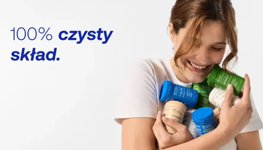 Uśmiechnięta kobieta tuli suplementy formeds. Potwierdza to hasło "100% czysty skład", które jest kluczowe dla formeds opinie.
