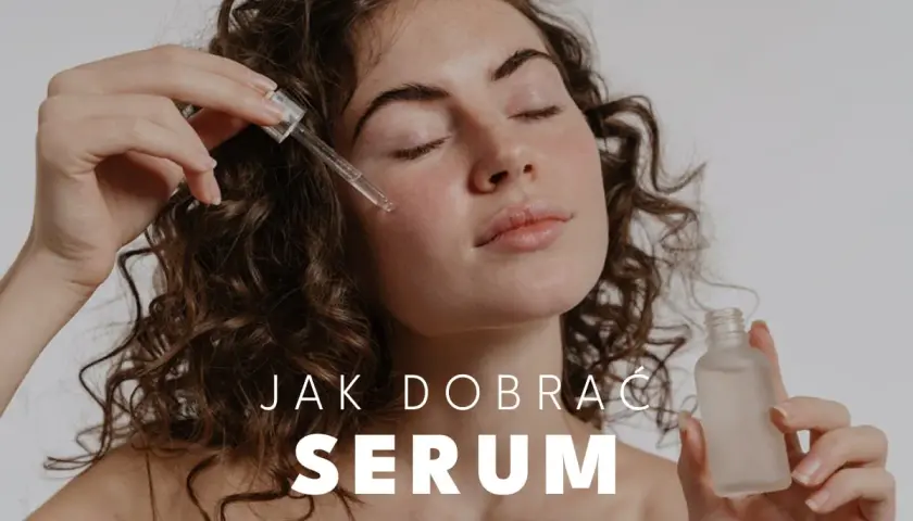 Kobieta z serum w pipetce i buteleczką kosmetyku.