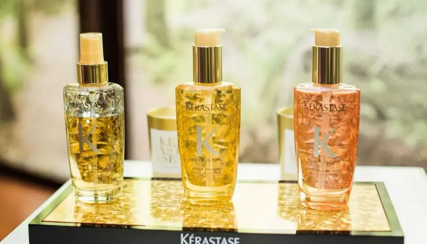 Trzy luksusowe olejki do włosów Kérastase Elixir Ultime w złotych buteleczkach. Wiele pozytywnych kerastase opinie potwierdza ich skuteczność.
