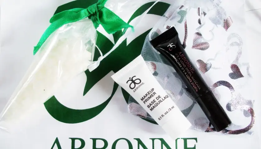 Zestaw kosmetyków Arbonne: baza pod makijaż i tusz do rzęs. Wiele pozytywnych arbonne opinie o tych produktach.