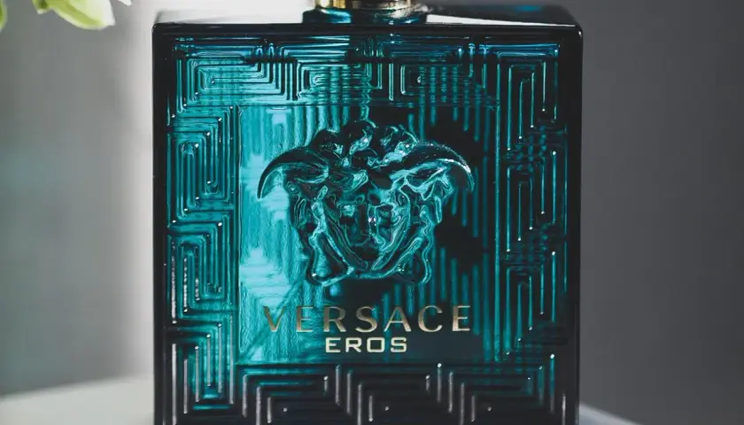 Elegancka butelka Versace Eros, symbol najbardziej trwałych perfum męskich, z charakterystyczną Meduzą.