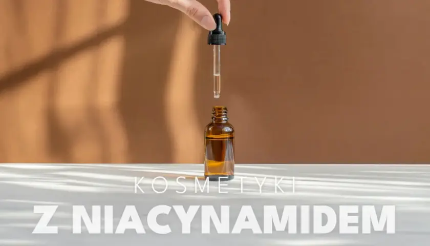 Dłoń trzyma pipetę nad buteleczką z serum. Napis: "Kosmetyki z niacynamidem".
