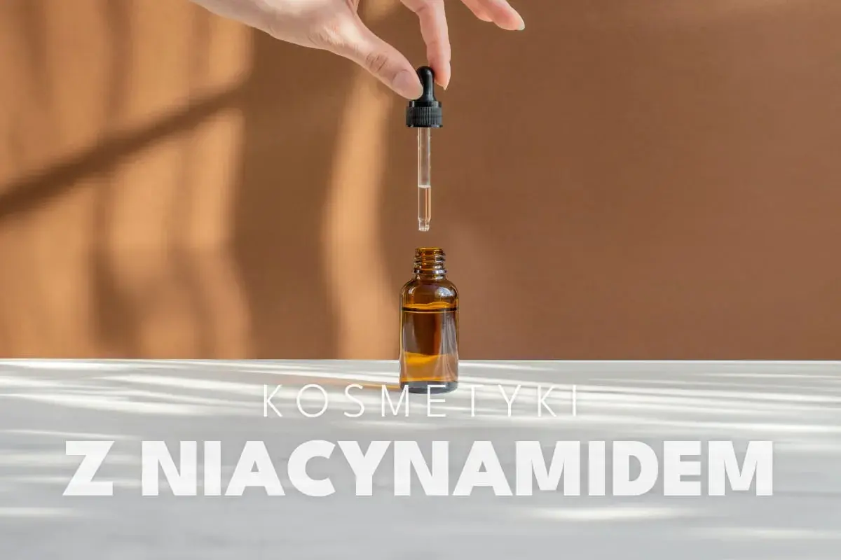 Dłoń trzyma pipetę nad buteleczką z serum. Napis: "Kosmetyki z niacynamidem".