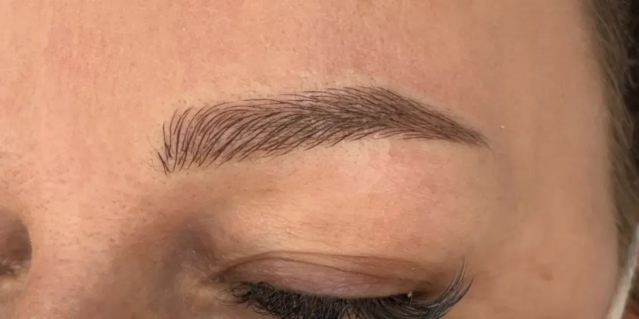 Efekt naturalnych brwi po zabiegu microblading. Delikatne włoski podkreślają kształt oka.